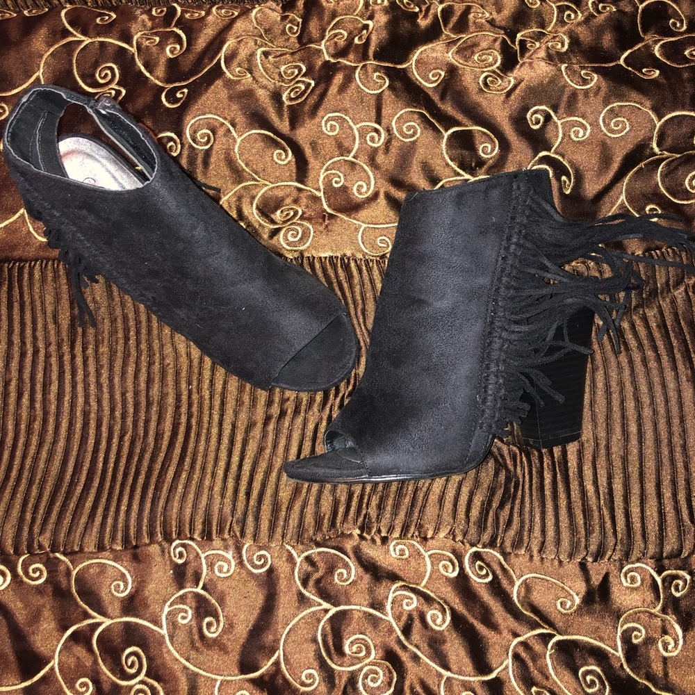 Women’s heels with tassels